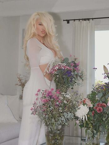 Lindsey Pelas