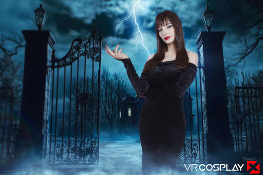 Morticia Cosplay